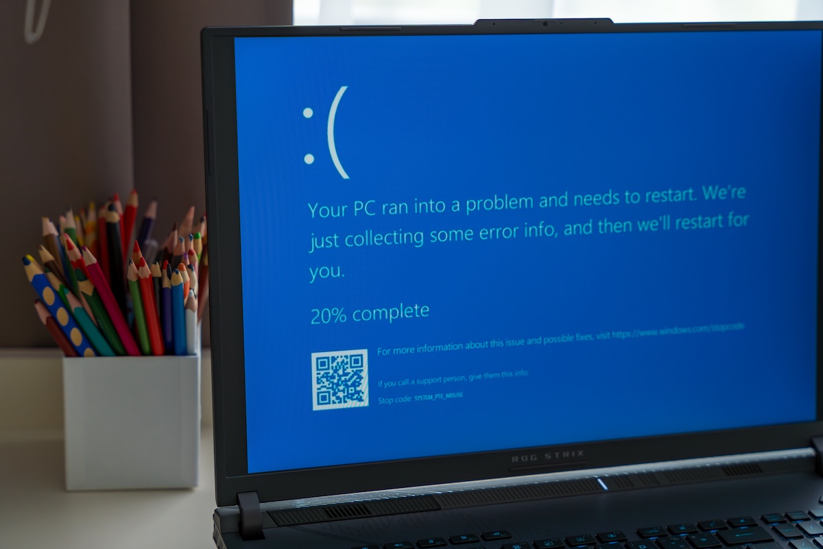 Blue screen of death on a laptop at home office